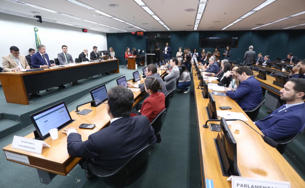 Câmara aprova isenção do Imposto de Renda para quem ganha até R$ 5 mil